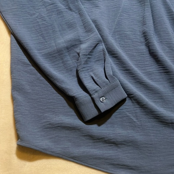 NWOT Dalia Blue Flowy Top sz L - Picture 3 of 5